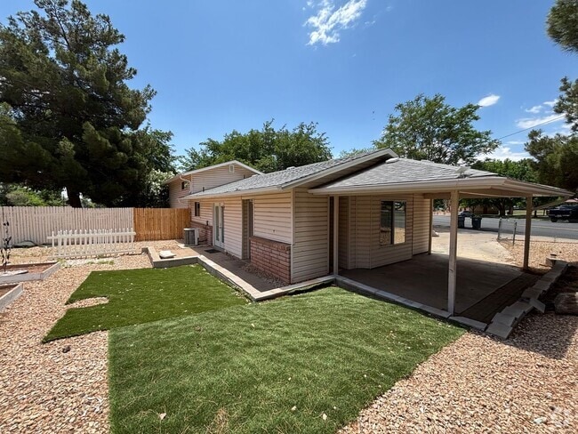 Building Photo - SPACIOUS 2 BEDROOM TOWNHOME FOR RENT!