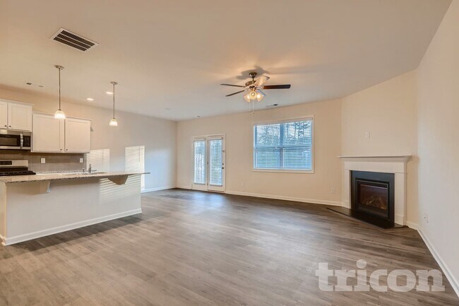 Photo - 142 Woodhouse Cir