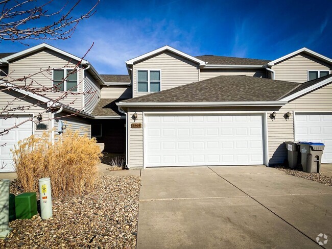 Building Photo - Cozy 3 Bedroom Townhome