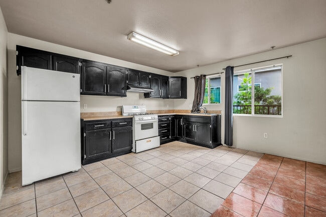 Building Photo - 5231 Huntington Dr N Unit 4