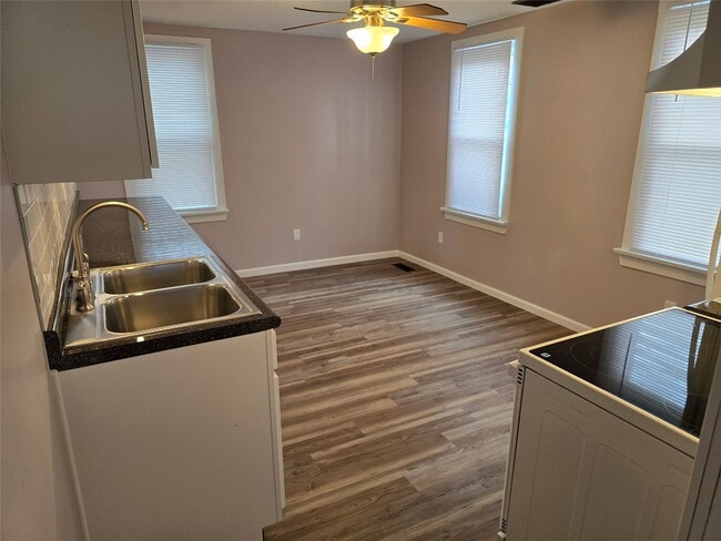 Photo - 112 E Plum St