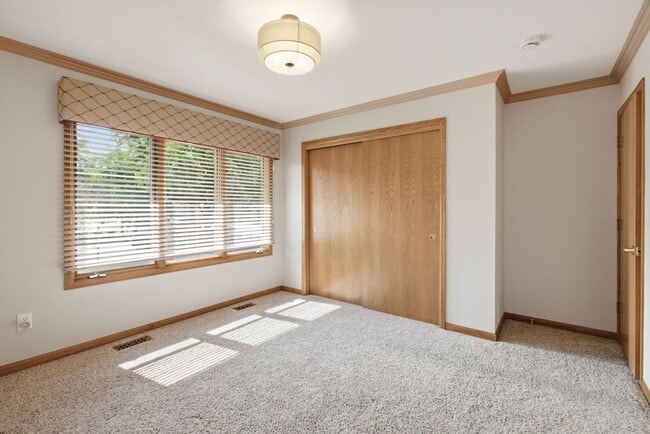 Photo - 4 Bedroom 3 Bathroom Duplex in Emerald Glen