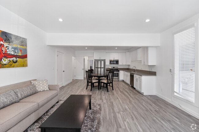 2BR, 2BA - 900SF - Oak Street Apartments