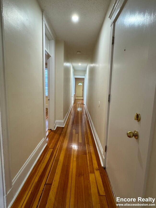 Building Photo - 6 Barrows St Unit 4