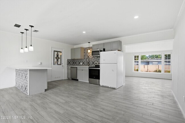 Photo - 6713 Provost Rd N