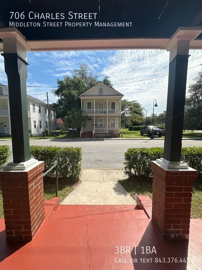 Photo - 706 Charles St