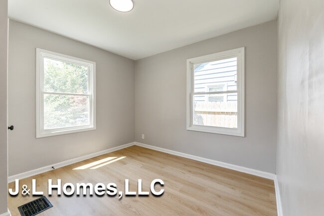 Photo - 568 Whitethorne Ave