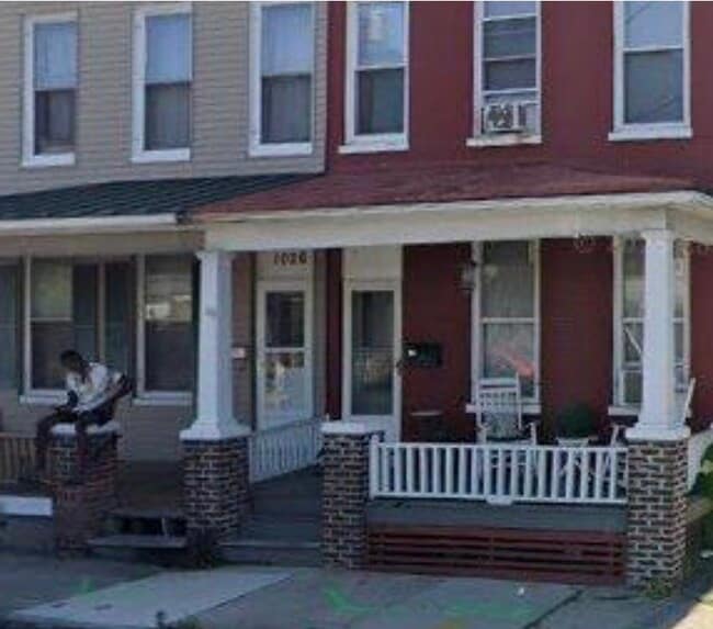 Building Photo - 1028 N George St