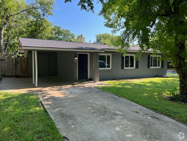 Building Photo - Updated Home in Austin