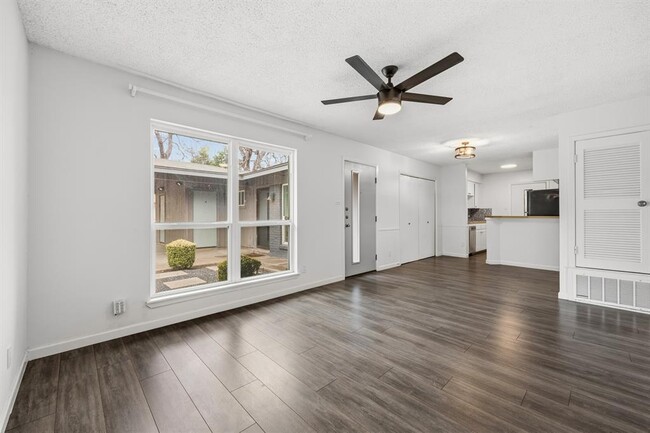 Photo - 11301 Oakwood Dr