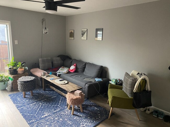 Living room - 513 W Lookout Dr Unit 209