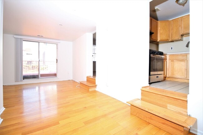 Sunny 1 BR w/ Lg Private Deck & Updated Fe... - Sunny 1 BR w/ Lg Private Deck & Updated Fe... Apartment Unit #E