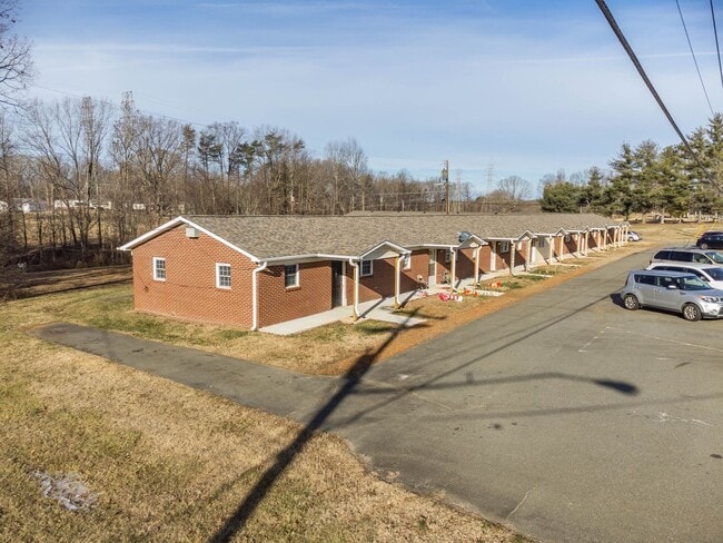 Building Photo - 500 Bethania-Rural Hall Rd Unit 103
