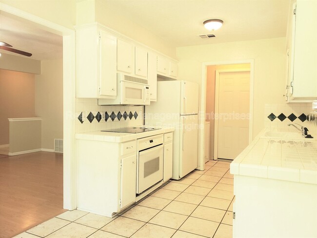 Photo - 1325 E Brooks St