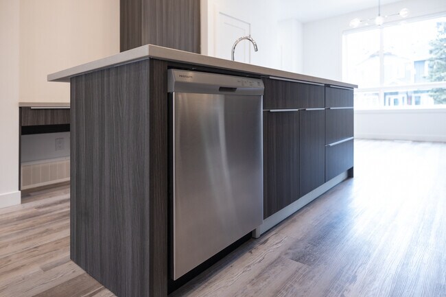 Photo - 15012-15094 94 Ave NW Unit MAIN 3