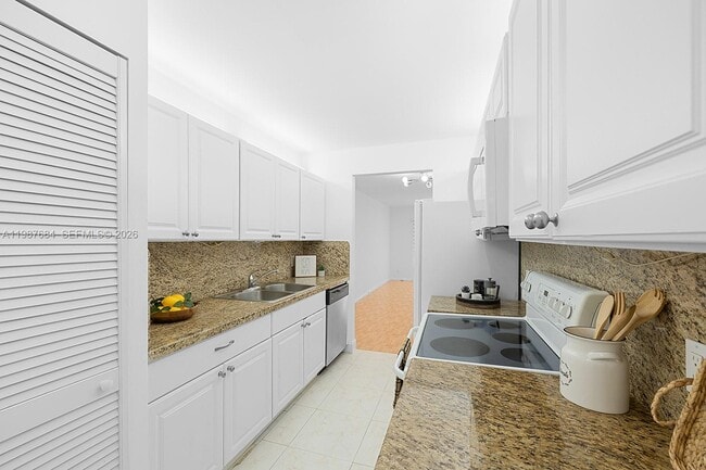 Building Photo - 1351 SW 125th Ave Unit 108S