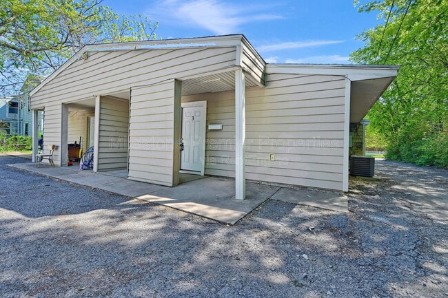 Building Photo - 816 S Crockett St Unit 3