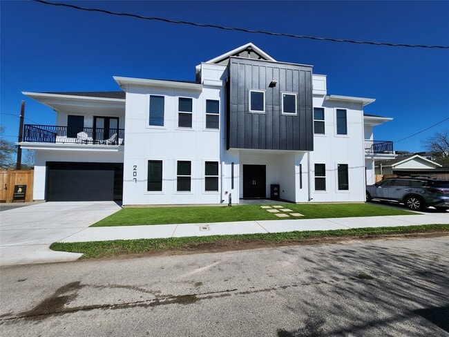 Building Photo - 207 Carl St