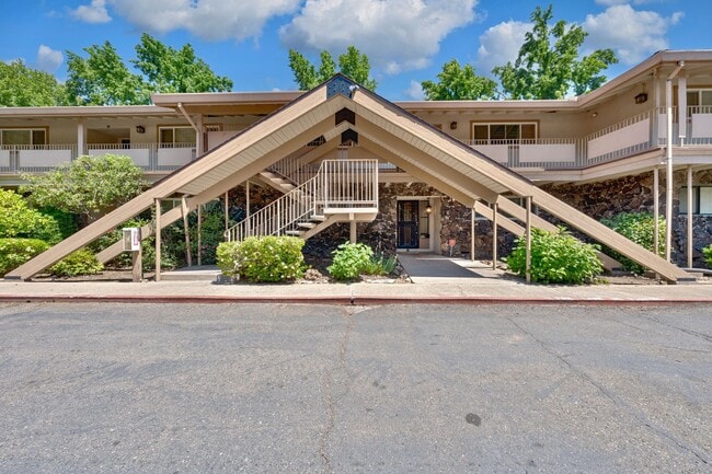 Building Photo - Renovated 2 Bedroom Condo Located on the F... Unit 15