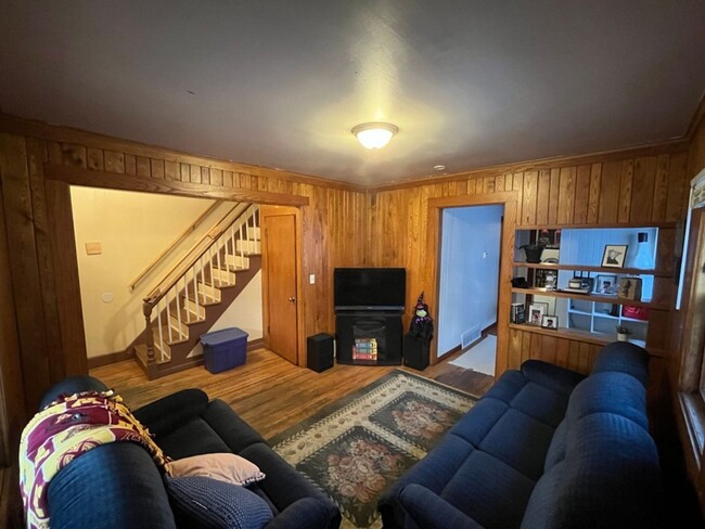 4 bedroom House Close to U of M! Leasing f... - 4 bedroom House Close to U of M! Leasing f...