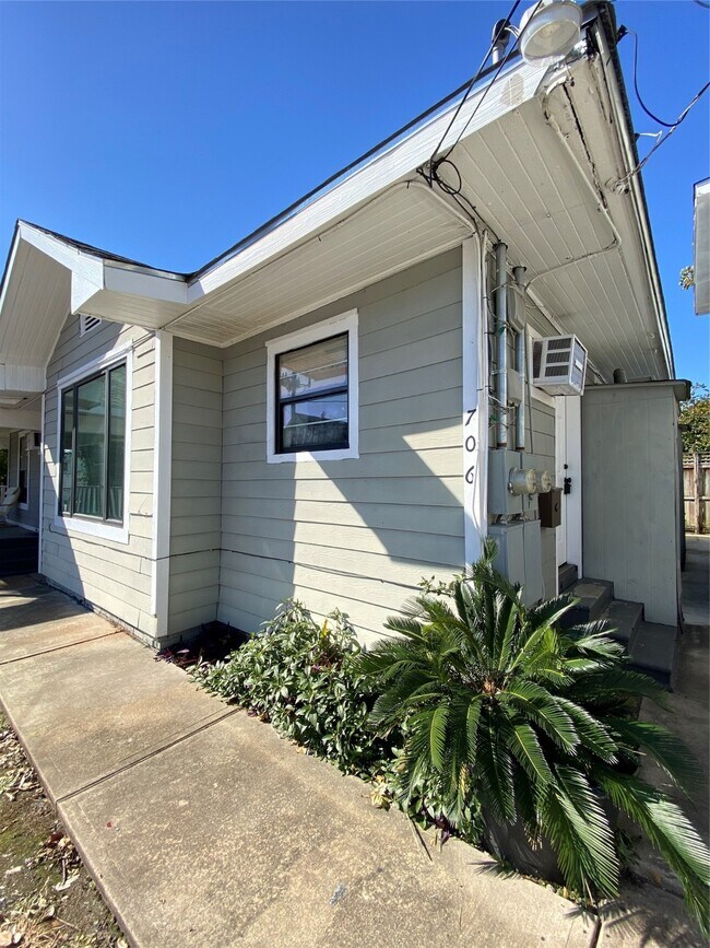 Photo - 706 Dumble St