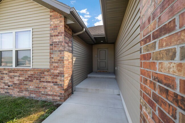 Photo - 4 Bedroom Home in Republic with fence!