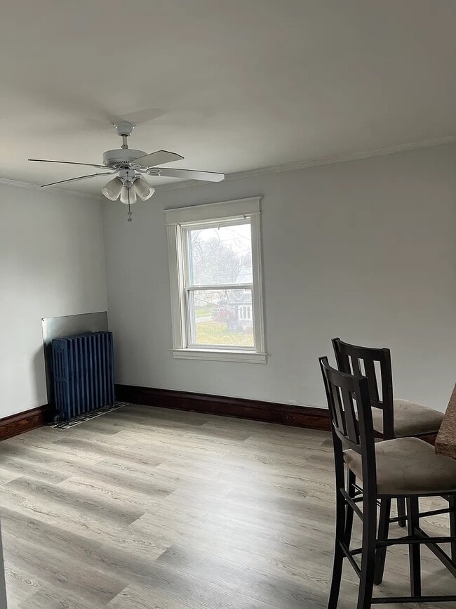 Sala de estar - 553 Britton Rd Unidad UP