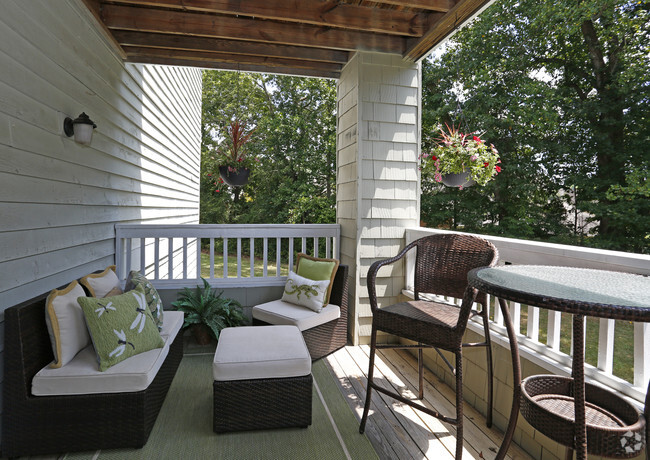 2BR, 2BA - 1002sf A- Balcony - Highlands at Olde Raleigh Apartments