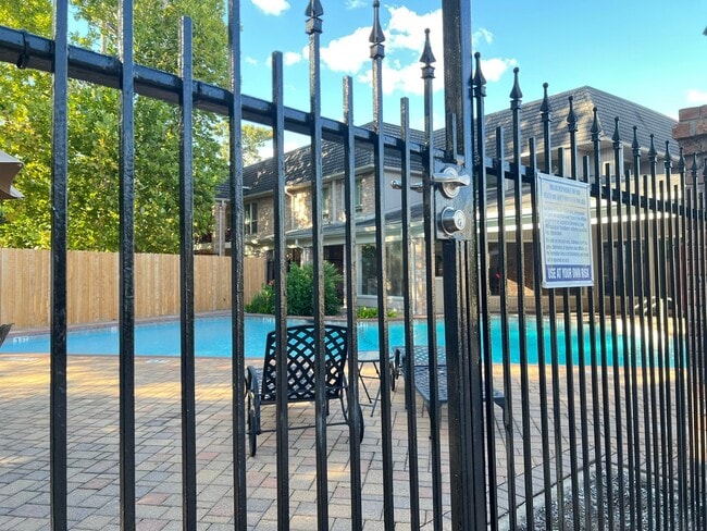 Building Photo - 2230 S Piney Point Rd Unit 219