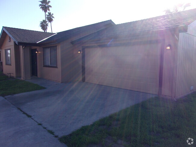 Building Photo - 793 W Nevada Cir Rental