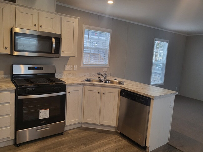 Building Photo - 72 Ash Ave Rental