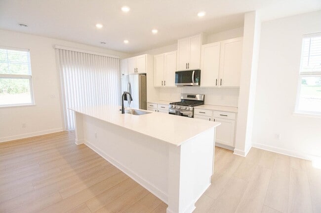 Building Photo - Brand New Construction - Pristine, Bright NW Townhome!