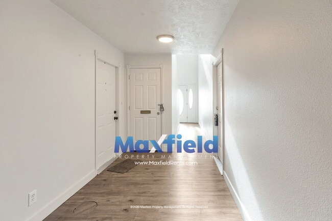 Building Photo - Pet Friendly Main Floor 3BD 2BA 2GA Unit 1