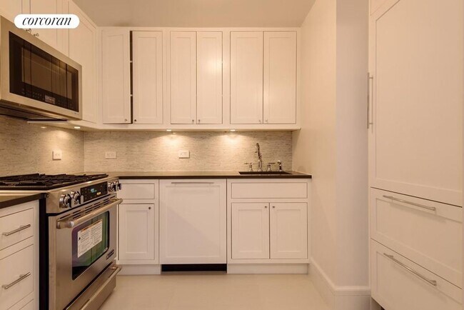 Photo - 27 W 72nd St