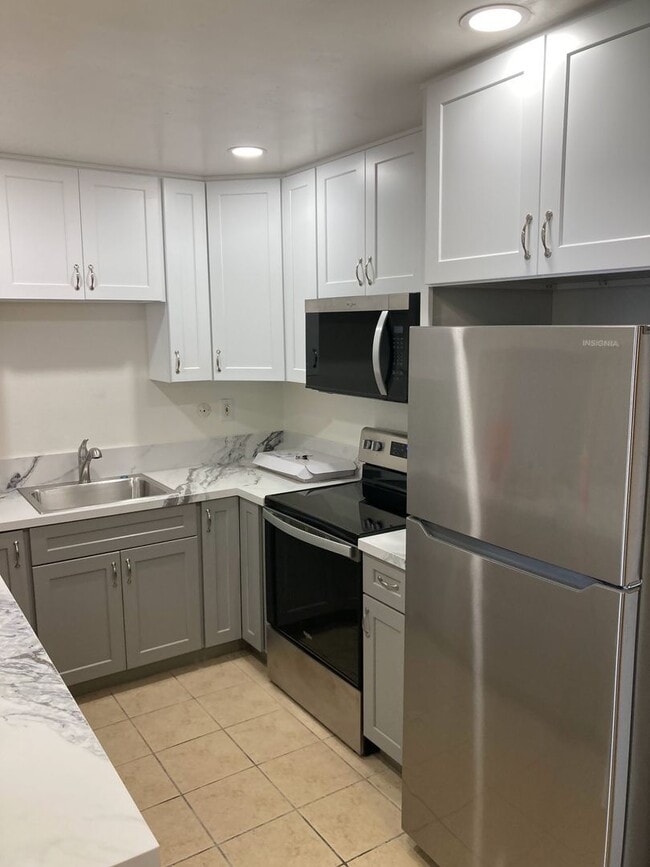 Building Photo - Available Now! 3 bed/ 2 bath condo Unit B