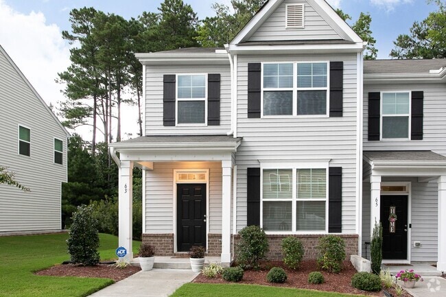 Building Photo - Fantastic end-unit townhome in Durham!