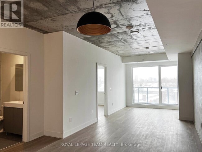 Photo - 1655 Carling Ave Unité B402