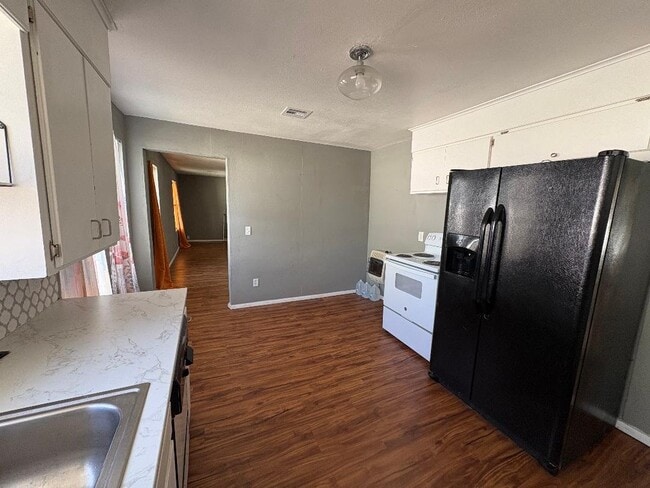 Photo - 307 E 3rd St