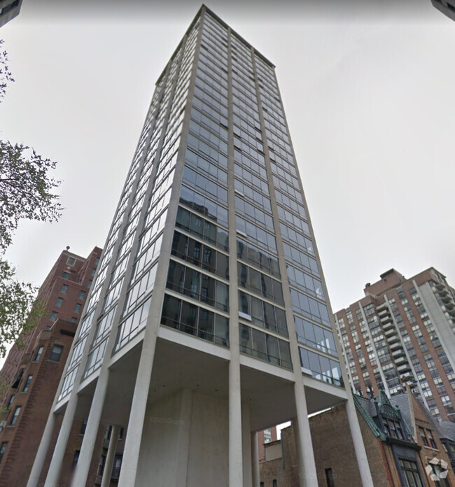 Building Photo - 1300 N Astor St Unit 20C Rental