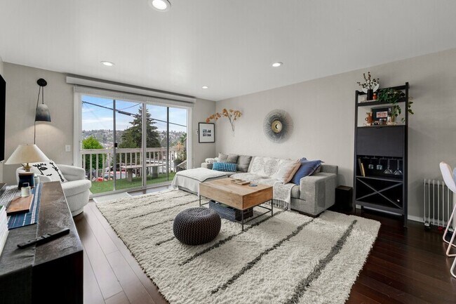 Photo - 716 1/2 W Argand St