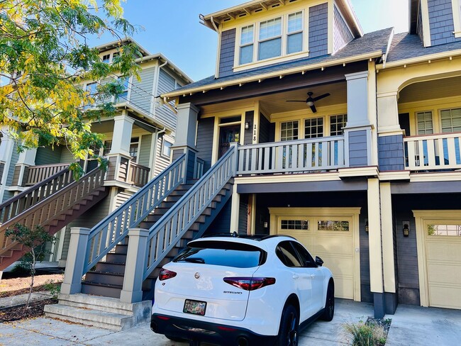 Building Photo - Custom Townhouse with Awesome Back yard