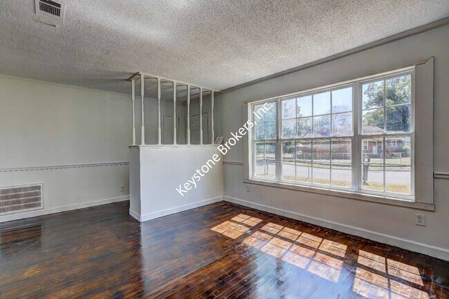 Photo - 509 Lynmore Cir