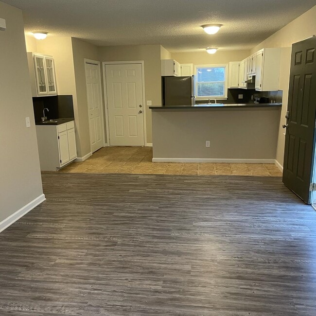 Cedar Rock 3 Bed Kitchen - Apartments on 20th