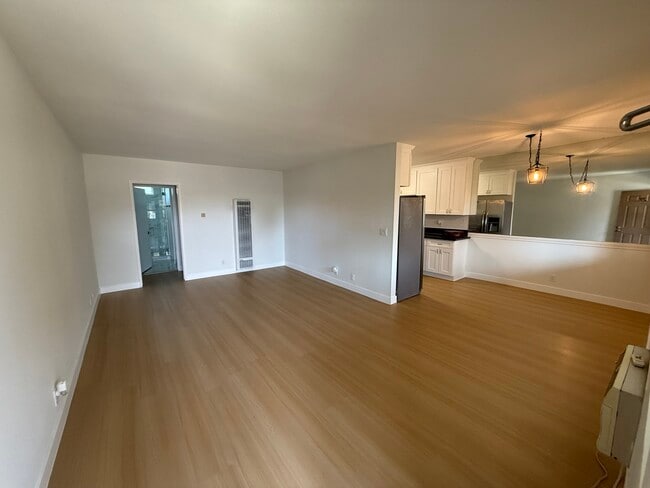 Photo - 3010 Montrose Ave Unidad 29