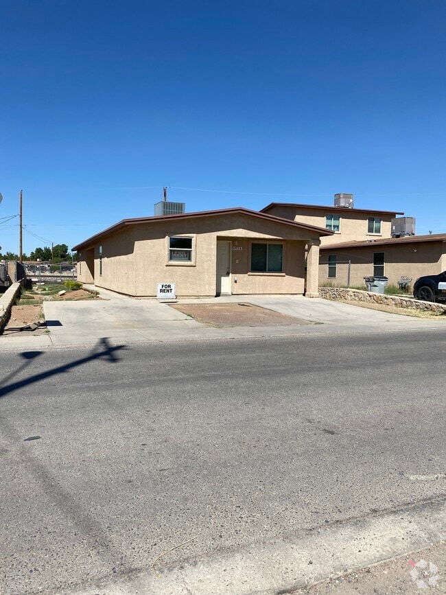 Building Photo - 8493 Roseway Dr Unit 8493 Roseway Dr  A Rental
