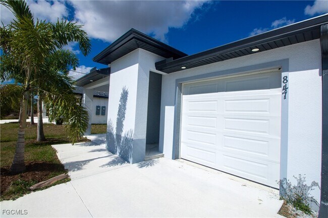 Photo - 847 Duplex St E