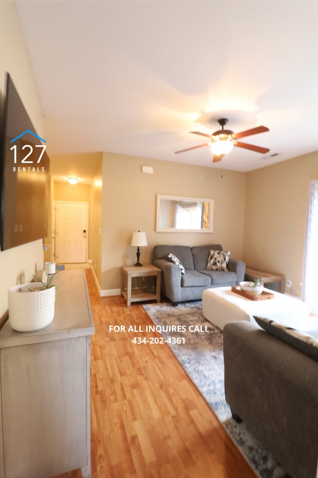 Building Photo - 3-Bedroom, 2-Bath with Pool Access, Private Patio & Walkable Dining! Unit 201