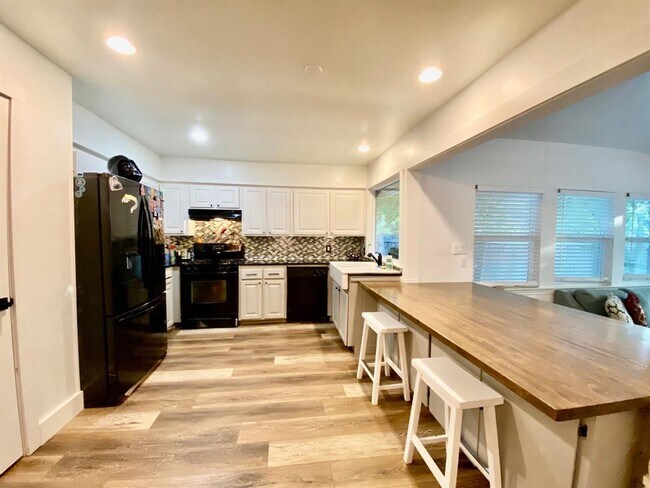 Photo - 7302 Shadywood Dr