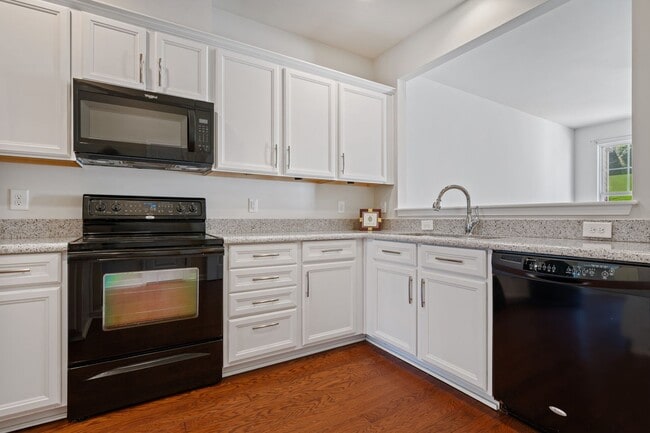 Photo - 100 Stratford Lakes Dr