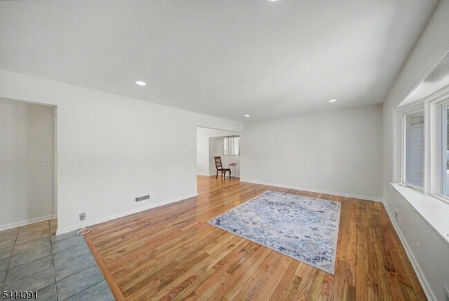 Photo - 35-15 Lindsay Rd